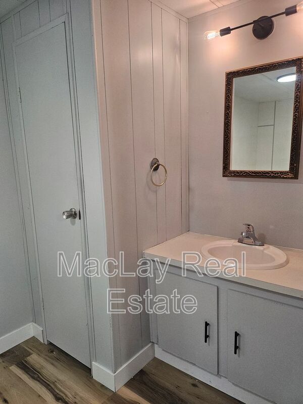Building Photo - 901 S 95th St