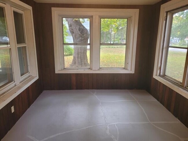 Building Photo - Perfect For Student Housing! 4 Bedroom Hou...