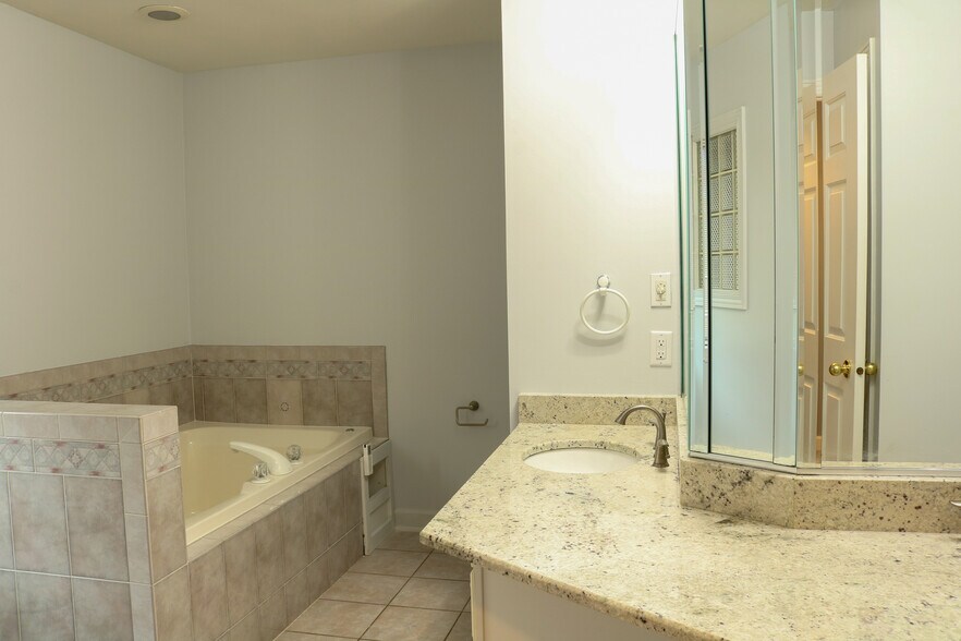 Building Photo - 1621 Santa Ana Ct