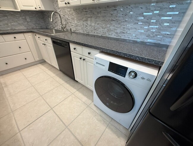 Building Photo - 5800 Hollywood Blvd