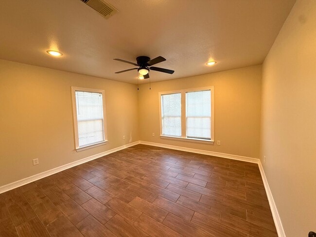 Building Photo - 307 Sue St