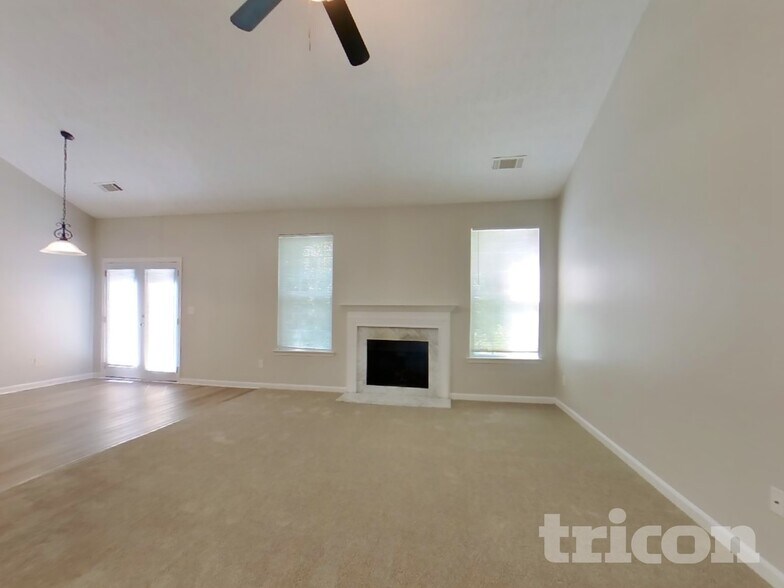 Building Photo - 5746 Lakeside Dr