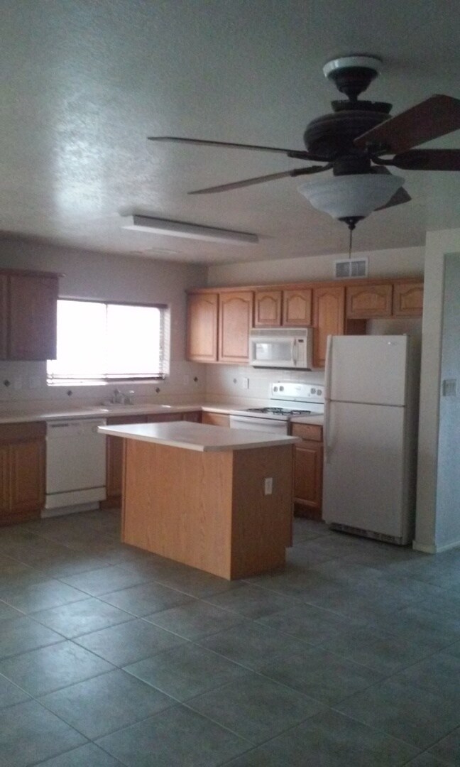 Building Photo - 3BR 2BA IN ENCHANTED HILLS