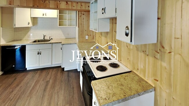 Building Photo - Near Randall Park - Charming home with two kitchens and washer/dryer included!