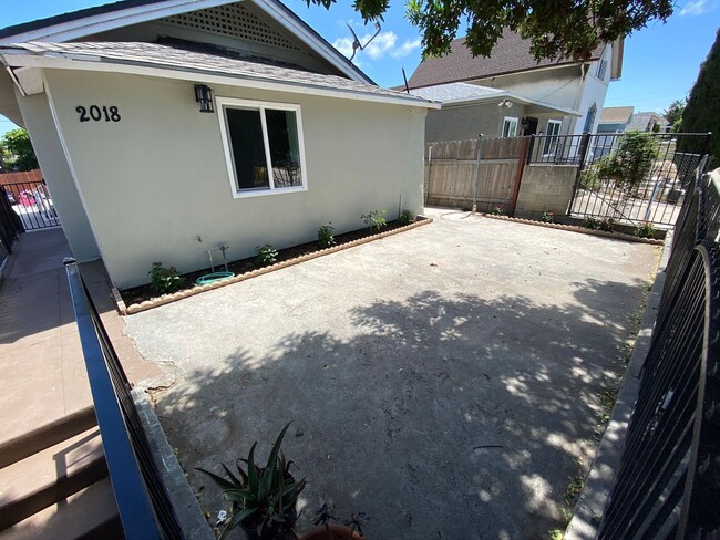 Building Photo - 1 Bedroom House With Yard and Private Laundry