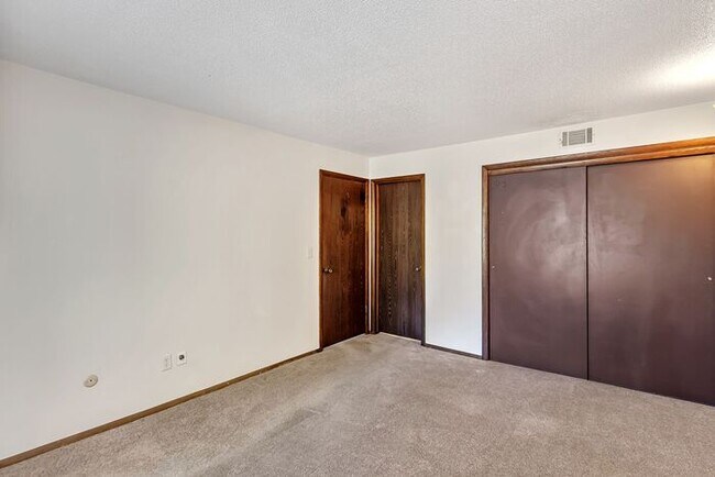 Building Photo - Easy Living Starts Here | 2 Bedroom Lakeside Condo