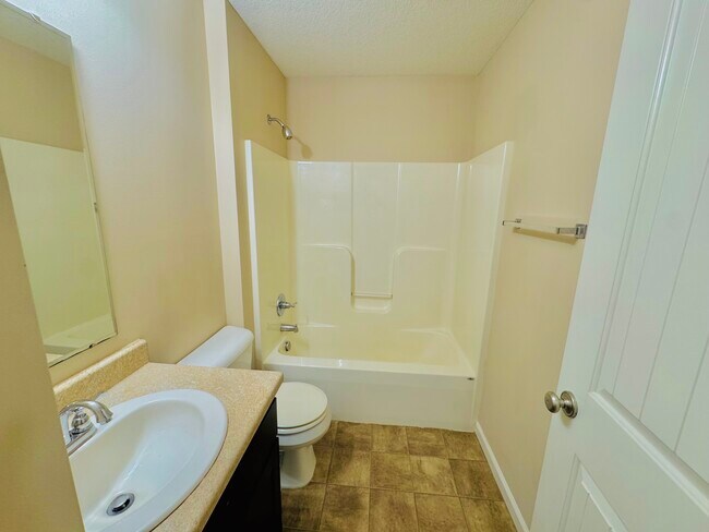 Building Photo - 2102 Oakwood Dr