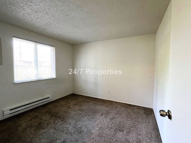 Building Photo - 2 BD 1 BA home in SE Portland! NEW Carpet