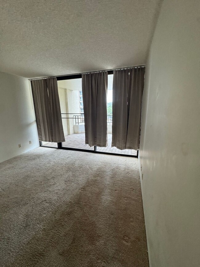 Building Photo - 2 bed 2 bath, 2 Reserved Parking at Nuuanu...