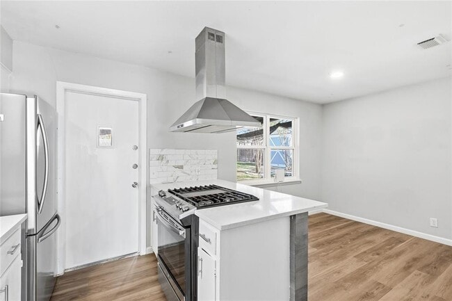 Building Photo - 404 Seminole Dr