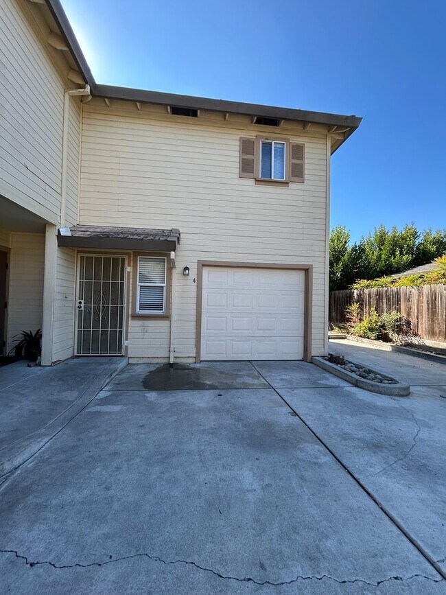 Primary Photo - 3 Bed, 2.5 Bathroom Apartment