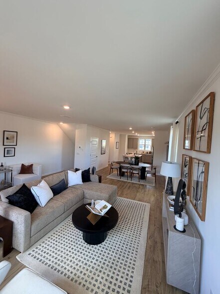 Building Photo - 695 Alburg Aly