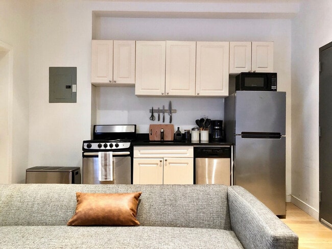 Building Photo - 126 E 37th St