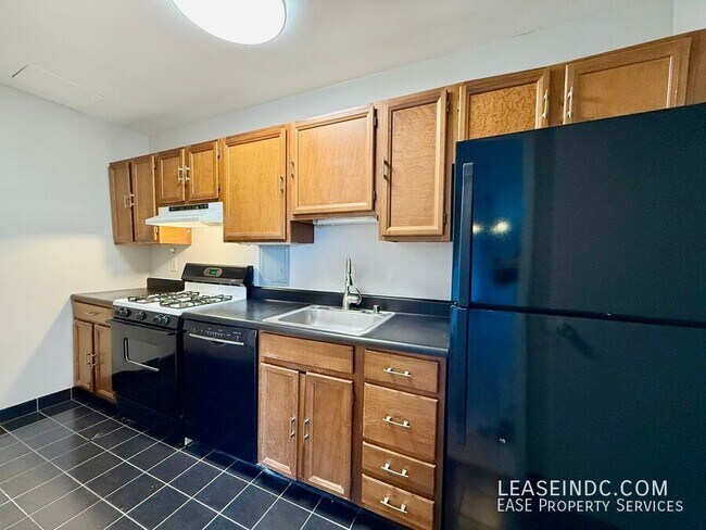 Building Photo - 4000 Tunlaw Rd NW