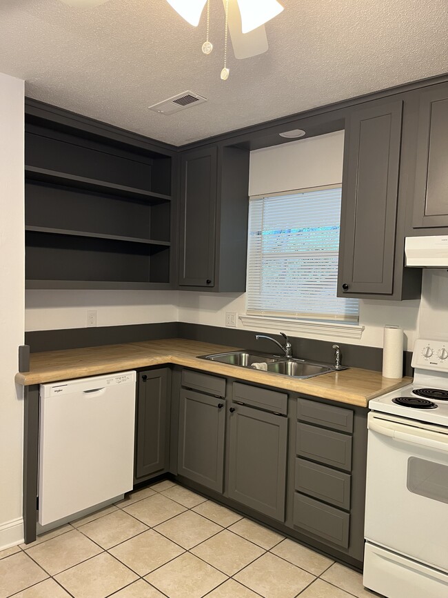 Building Photo - 877 Donaldson Rd