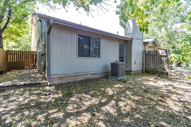Building Photo - 701 Country Aire Dr
