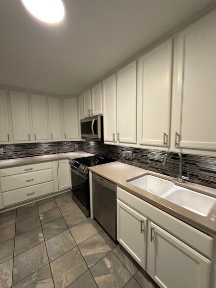 Building Photo - 1350 N Dearborn St