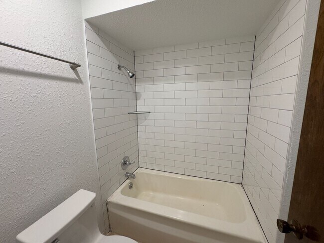 Building Photo - $500 OFF MOVE IN SPECIAL | Cozy Townhome in Quail Creek 2/2.5/2 Car Garage