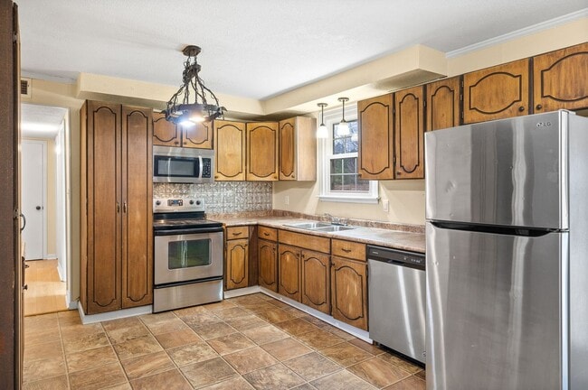 Building Photo - 3 Bedroom Pet Friendly Home For Rent!