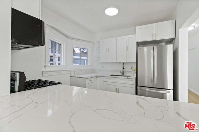 Building Photo - 1125 S Lake St