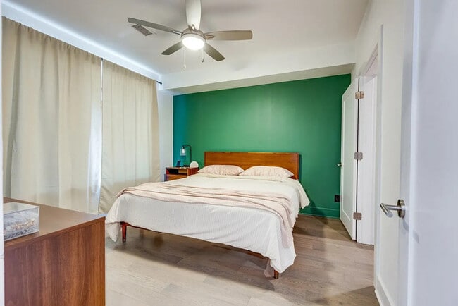 Building Photo - Stylish Updated Apartment Minutes from Downtown