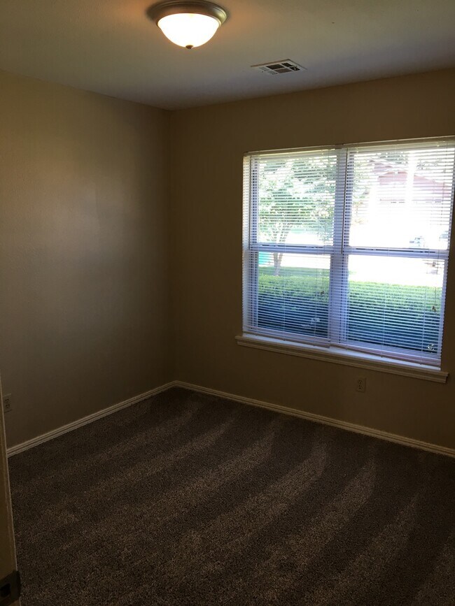 Building Photo - 10050 Southridge Dr