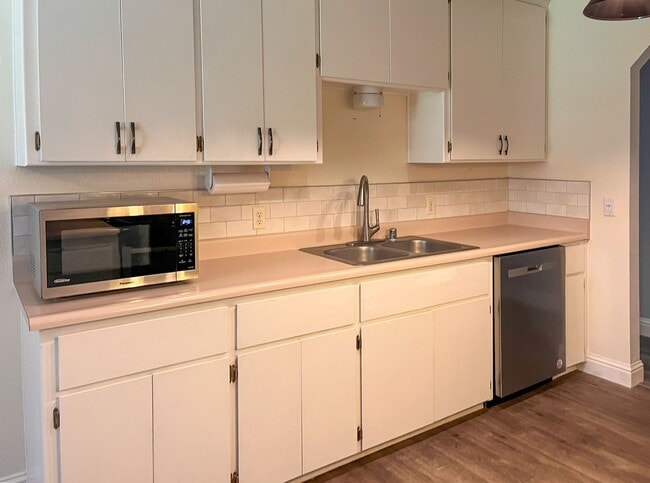 Building Photo - GO928#E &amp; F-Lotti, Carole Kelly