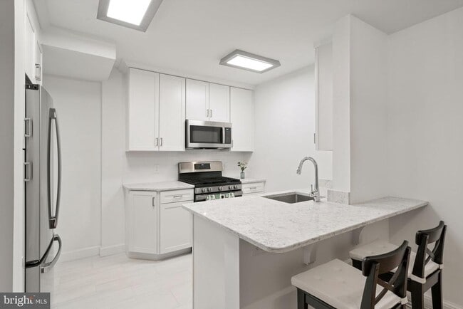 Building Photo - 16 E Linden St