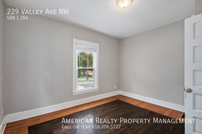 Building Photo - 229 Valley Ave NW