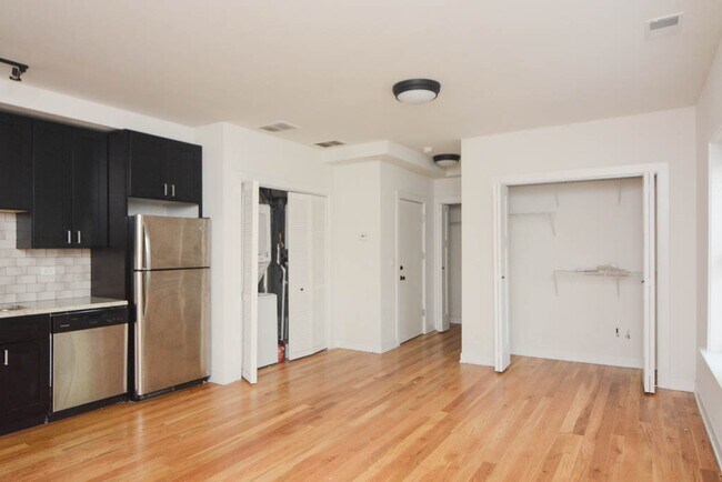 Building Photo - 2206 W Eastwood Ave