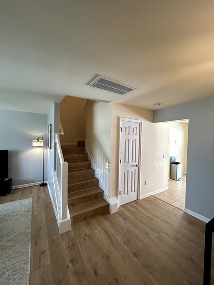 Building Photo - 122 Sonata Cir