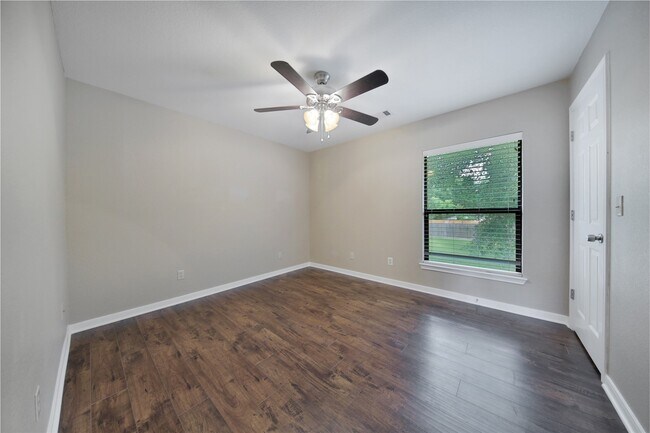 Building Photo - 710 W Rollingwood St