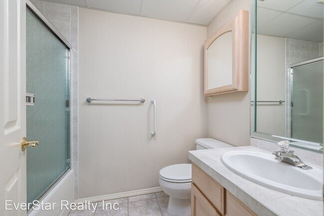 Building Photo - 2 br, 2 bath House - 300 Col Pt Dr C-201