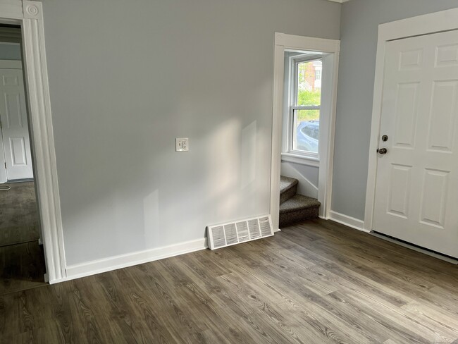 Building Photo - 111 Kneen St