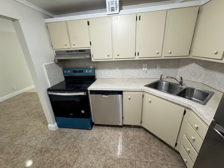 Primary Photo - 3101 Oakland Shores Dr