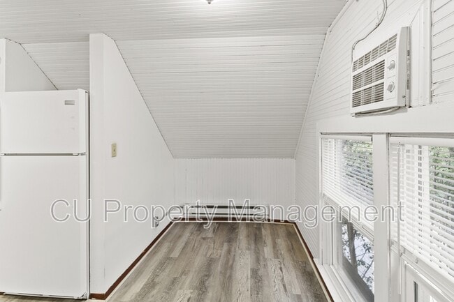 Building Photo - 407 W Green St