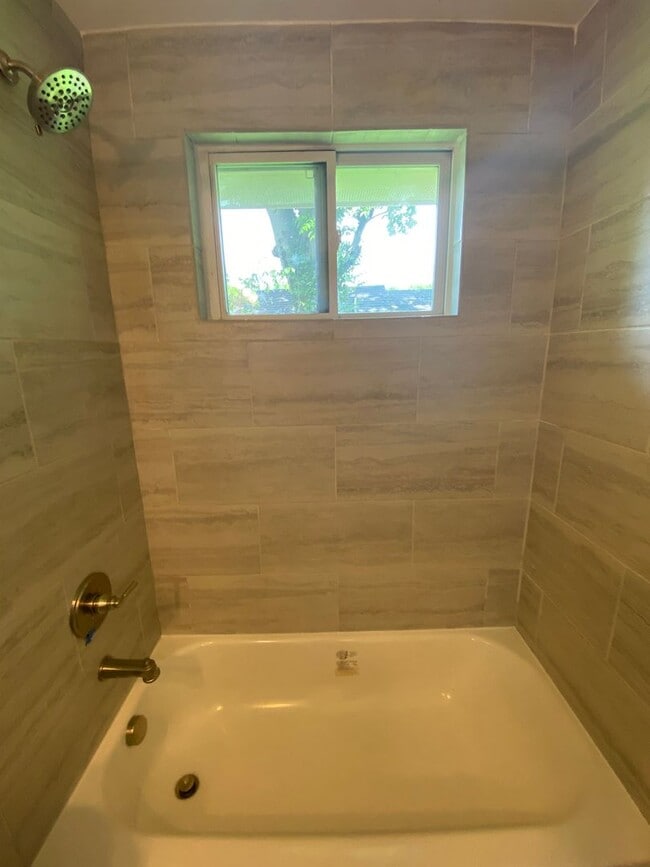 Building Photo - 2 bed 1 bath in quadplex. Walk to Meharry Medical College or Fisk. Renovated, off street parking....