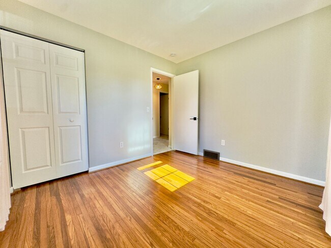Building Photo - 5247 Silvertown Dr