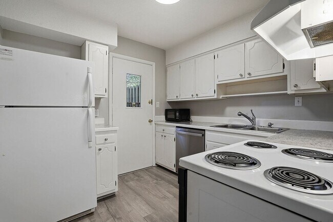 Building Photo - MINUTES to UNC!! 2 Bed 2.5 Bath Townhome - FURNISHED!  $500 Move in Incentive!