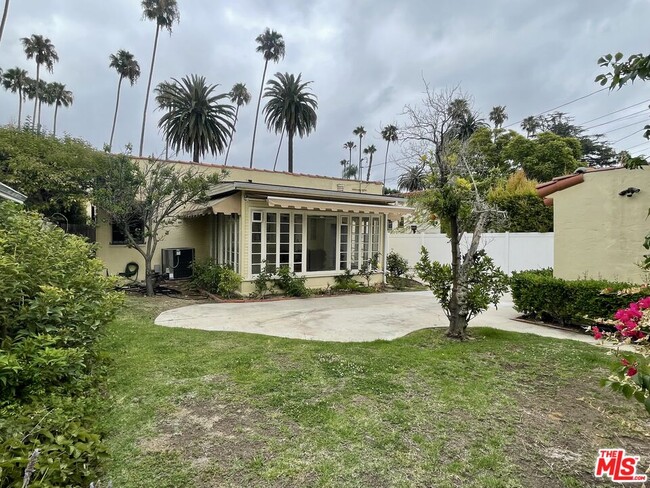 Building Photo - 203 N Doheny Dr