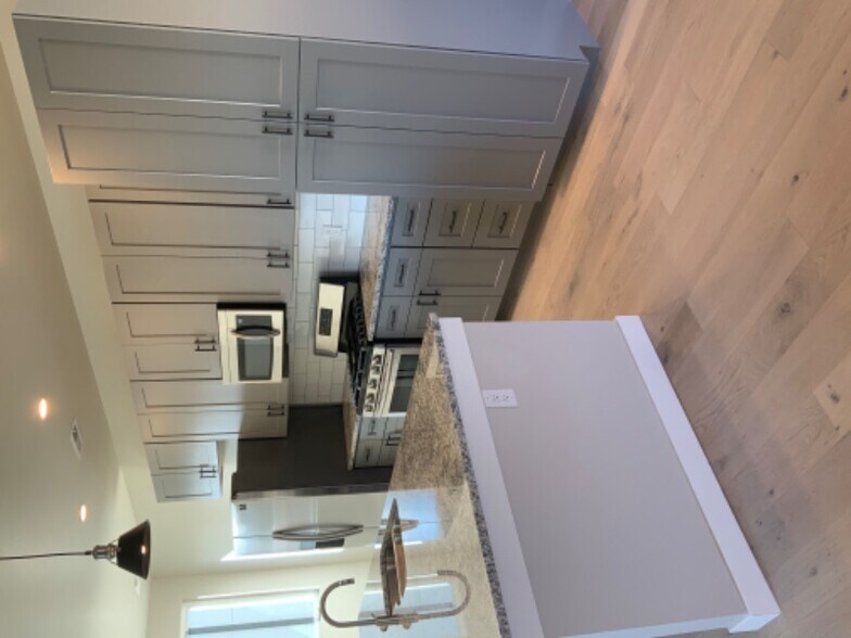 Building Photo - 825 Crisman Dr