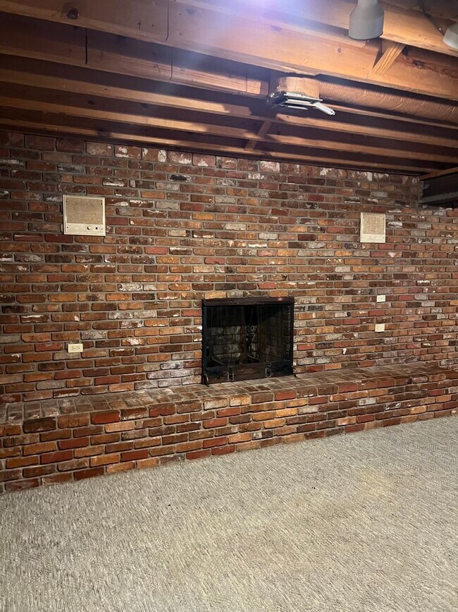 Building Photo - Single Family Home on almost an acre, 4 be...