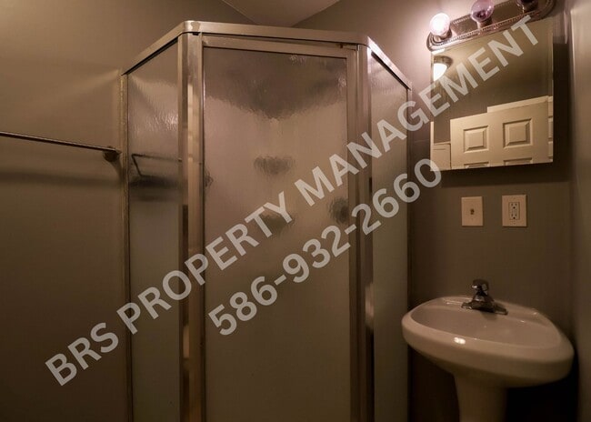 Building Photo - Charming Warren Home Ready for Immediate Occupancy