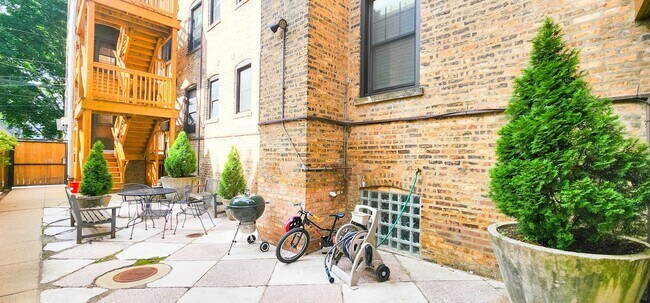Building Photo - 832 Seward St