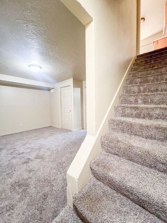 Building Photo - Spacious 3 Beds 1 Bath Townhouse