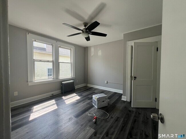 Building Photo - 385 Savin Ave