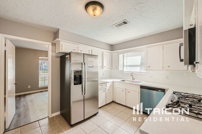 Building Photo - 16527 Pilgrims Cir