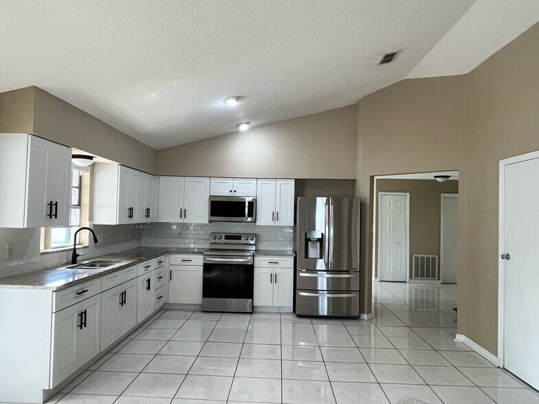 Building Photo - 111 Rosewood Ct