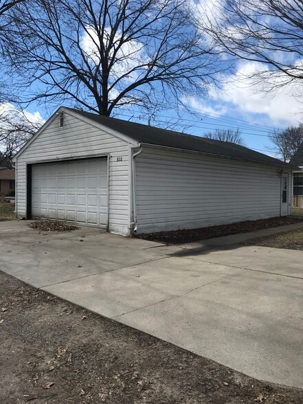 EXTRA DEEP GARAGE - 822 Kilian Blvd SE