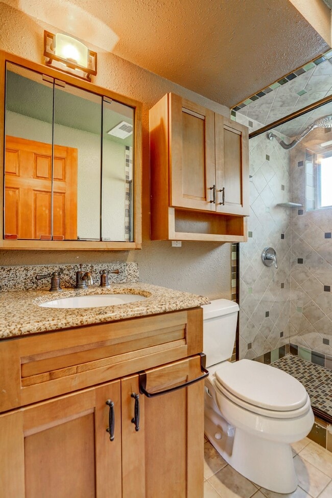 Building Photo - $3,200.00 - 3 Bedrooms, 2 Bathrooms, Singl...